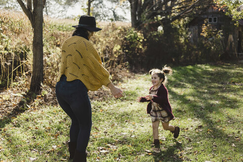 Mädchen läuft zu seiner Mutter, Oshawa, Kanada, Nordamerika - ISF06334