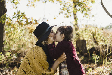 Mutter küsst und umarmt Tochter - ISF06337