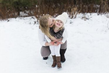 Mutter und Tochter im schneebedeckten Park, Oshawa, Kanada - ISF06389