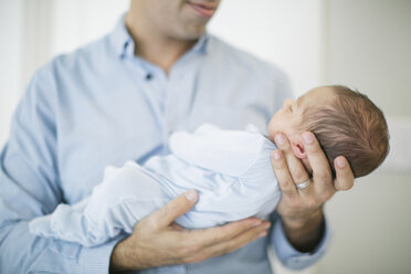 Vater hält neugeborenes Baby, Mittelteil - ISF06393