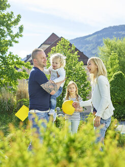 Österreich, Wattens, glückliche Familie beim gemeinsamen Spielen im Park - CVF00623