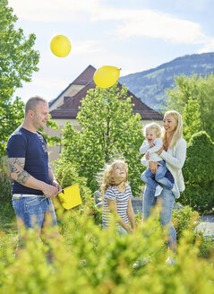 Österreich, Wattens, glückliche Familie beim gemeinsamen Spielen im Park - CVF00624