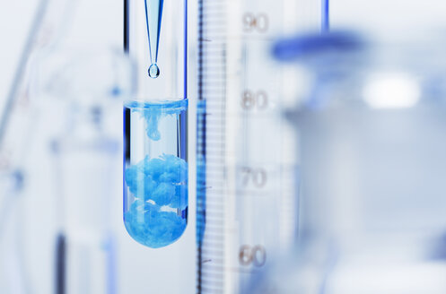 Chemische Reaktion - Pipettieren von 0,5 M Kupfersulfatlösung (CuSO4) in 0,5 M Natriumcarbonatlösung (Na2CO3); es bildet sich ein blauer Kupfercarbonatniederschlag (CuCO3) Ergebnis: CuSO4+Na2CO3->CuCO3+Na2SO4 - CUF13532