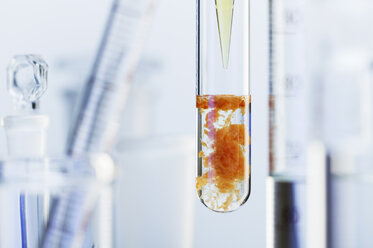 Chemische Reaktion: Pipettieren von 0,25 M Eisen(III)-chlorid (FeCl3) in 0,5 M Natriumcarbonat (Na2CO3); rostroter Eisen(III)-hydroxid-Niederschlag (Fe(OH)3) und Kohlendioxid entstehen - CUF13533