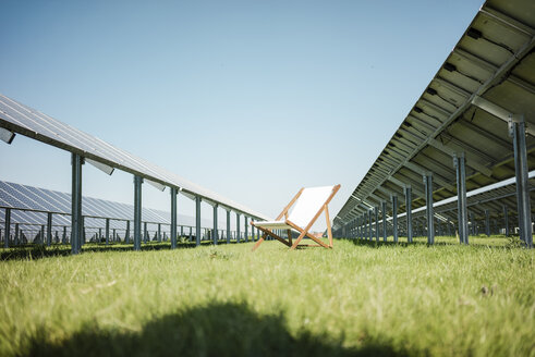 Germany, Kevelaer, solar plant and beach lounger - MOEF01113