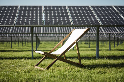 Germany, Kevelaer, solar plant and beach lounger - MOEF01123