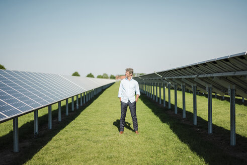 Älterer Mann in Solaranlage stehend - MOEF01135