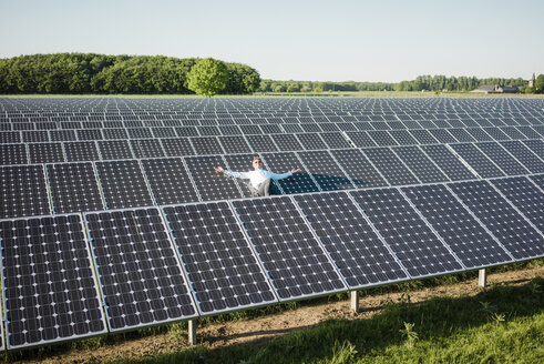 Älterer Mann, der sich auf einer Platte in einer Solaranlage ausruht - MOEF01180