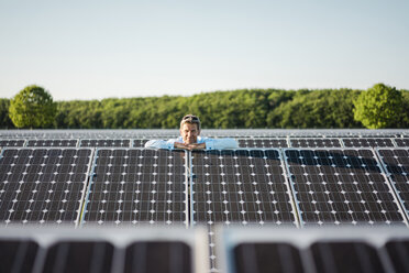 Älterer Mann in Solaranlage stehend - MOEF01181