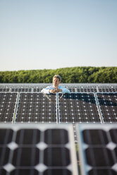 Älterer Mann in Solaranlage stehend - MOEF01182