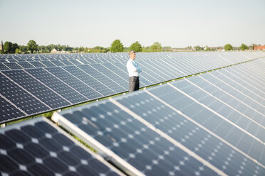 Älterer Mann in Solaranlage stehend - MOEF01185