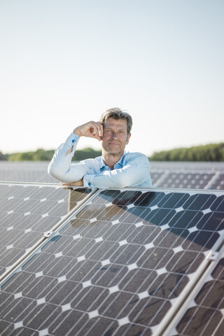 Älterer Mann in Solaranlage stehend, lizenzfreies Stockfoto