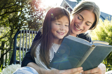 Mutter und Tochter lesen ein Buch - CUF13834