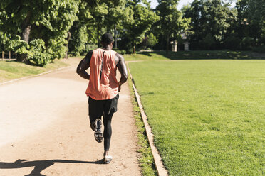 Junger Sportler auf dem Sportplatz beim Lauftraining - UUF13900