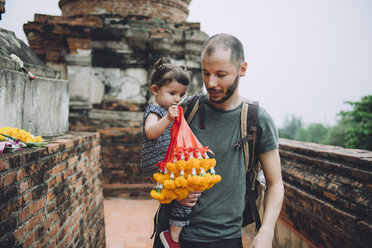 Thailand, Ayutthaya, father and little daughter bringing offerings at Wat Yai Chaya Mongkhon temple complex - GEMF02023