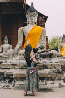 Thailand, Ayutthaya, Rückenansicht von Mutter und kleiner Tochter beim Besuch des Wat Yai Chaya Mongkhon - GEMF02024