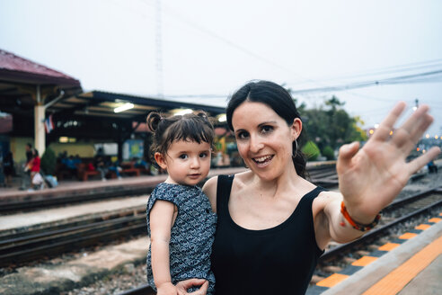 Thailand, Ayutthaya, Porträt einer Mutter mit ihrer kleinen Tochter, die sich am Bahnhof verabschieden - GEMF02027