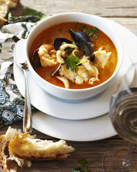 Schüssel Bouillabaisse mit knusprigem Brot - CUF13843