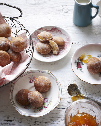 Draufsicht auf Aebleskive auf Teetellern und Schale mit Marmelade, lizenzfreies Stockfoto