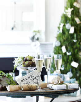 Tisch mit Champagner, Weihnachtsgebäck und Geschenken - CUF13865
