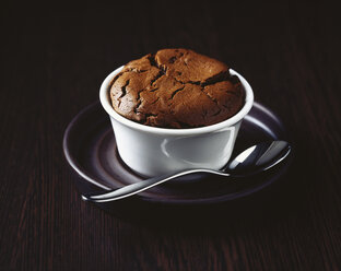 Schokoladenpudding mit Löffel auf Teller - CUF13901