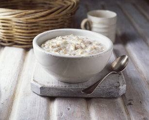 Bowl of porridge, close-up - CUF13910