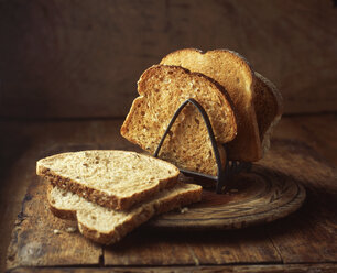 Weißer und brauner Toast im Toastständer, Nahaufnahme - CUF13913