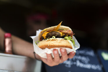 Männerhand serviert Hamburger aus Fast-Food-Wagen - CUF14002