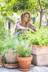 Frau bei der Gartenarbeit - CUF14098