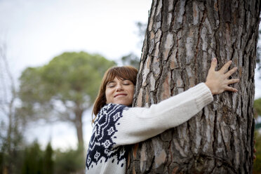 Woman hugging tree - CUF14119