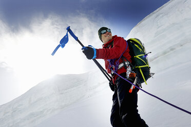 Bergsteiger mit Wanderstöcken, die lächelnd wegschauen, Saas Fee, Schweiz - CUF14182