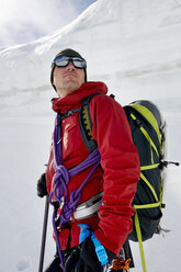 Porträt eines Mannes mit Bergsteigerausrüstung, der wegschaut - CUF14183