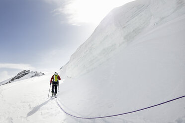 Rückansicht eines Skitourengehers auf einem schneebedeckten Berg, Saas Fee, Schweiz - CUF14184