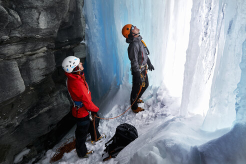 Ehepaar beim Eisklettern in einer Höhle, Saas Fee, Schweiz - CUF14187