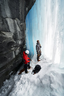 Ehepaar beim Eisklettern in einer Höhle, Saas Fee, Schweiz - CUF14188