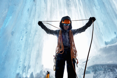 Mann in Eishöhle bei der Vorbereitung des Kletterseils, Saas Fee, Schweiz - CUF14191