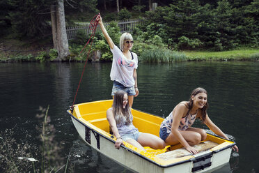 Drei erwachsene Freundinnen im Ruderboot auf einem See, Sattelbergalm, Tirol, Österreich - CUF14224