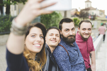 Gruppe von Freunden nehmen Selfie am Straßenrand - CUF14251