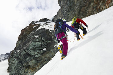 Bergsteiger beim Aufstieg auf einen schneebedeckten Berg, Saas Fee, Schweiz - CUF14281