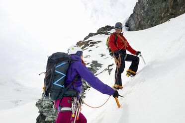 Bergsteiger beim Aufstieg auf einen schneebedeckten Berg, Saas Fee, Schweiz - CUF14282