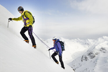 Bergsteiger beim Aufstieg auf einen schneebedeckten Berg, Saas Fee, Schweiz - CUF14284