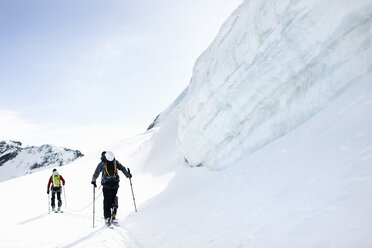 Rückansicht von Bergsteigern beim Skitourengehen auf einem schneebedeckten Berg, Saas Fee, Schweiz - CUF14285
