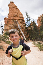 Mutter und Sohn beim Wandern auf dem Queens Garden/Navajo Canyon Loop im Bryce Canyon National Park, Utah, USA - CUF14289