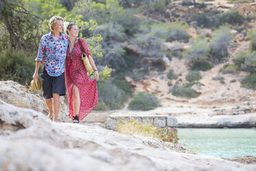 Pärchen spaziert auf Felsen am Meer, Mallorca, Spanien - CUF14293