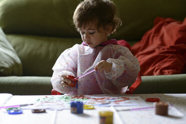 Kleines Mädchen malt zu Hause - JSMF00202