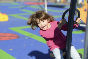 Porträt eines glücklichen kleinen Mädchens auf dem Spielplatz - JSMF00204