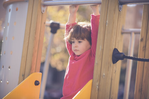 Porträt eines nachdenklichen kleinen Mädchens auf dem Spielplatz - JSMF00205
