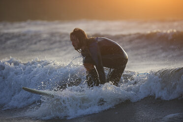 Junger männlicher Surfer beim Surfen auf einer Meereswelle, Devon, England, UK - CUF14337