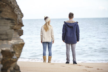 Rückansicht eines jungen Paares mit Blick vom Strand, Constantine Bay, Cornwall, UK - CUF14340