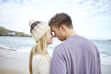Romantisches junges Paar von Angesicht zu Angesicht am Strand, Constantine Bay, Cornwall, UK - CUF14342